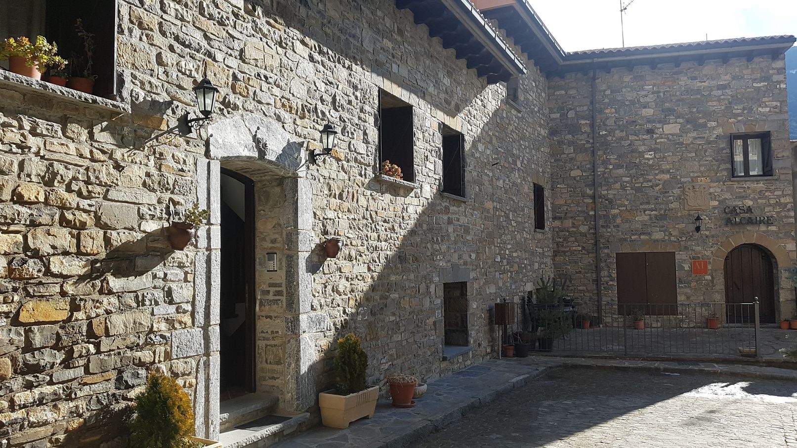 Entrada-Apartamentos-turisticos-Casa-Alcaire