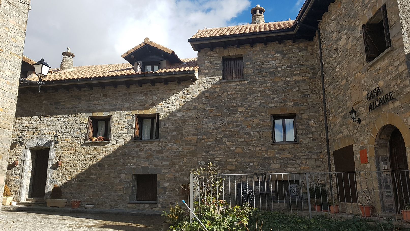 Entrada-Apartamentos-turisticos-Casa-Alcaire